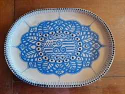 20240904 - Plat décor broderie Triskel Bleu