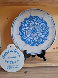 20240905 – Grande assiette décor dentelles bleues 
